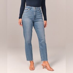 Abercrombie & Fitch Curve Love The Mom High-Rise Jeans in Blue, size 28